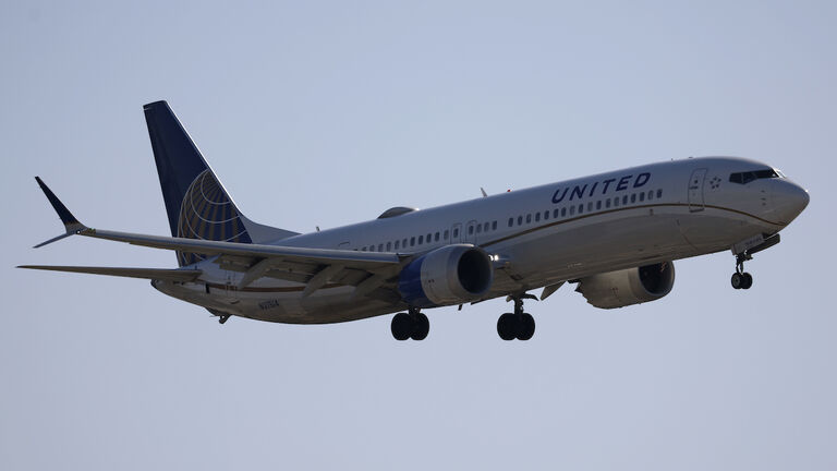 United Airlines Approaches San Diego  International Airport