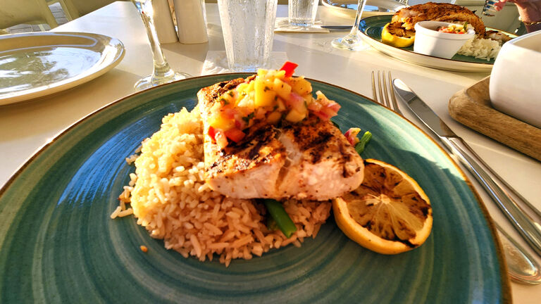 Grilled mahi mahi with pineapple salsa