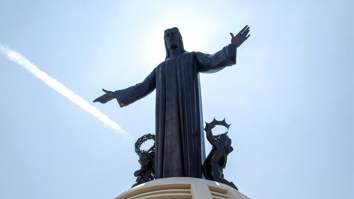 Flying Saucer Photographed Above Sizeable Jesus Statue in Mexico