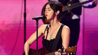 Gracie Abrams Delivers Heartfelt Speech In Sentimental Award Show Moment