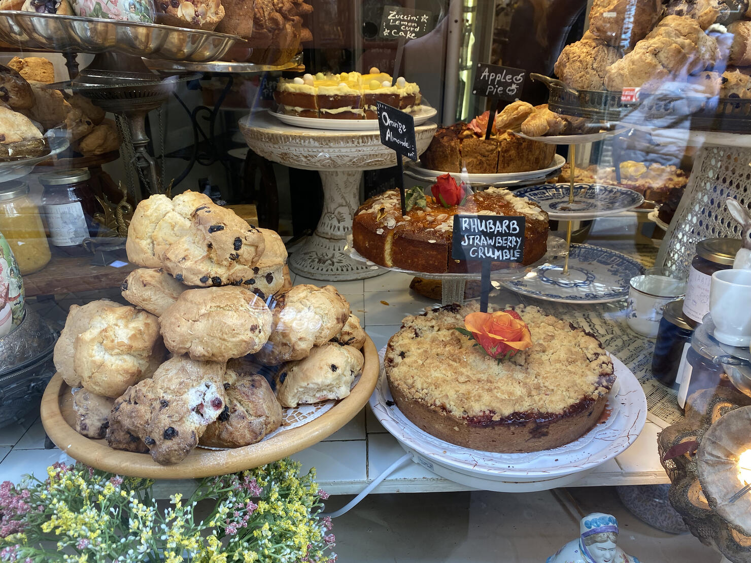 Desserts and pastries on tray in bakery, store window