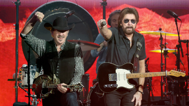 Brooks & Dunn Transport Crowd Back To 90s Country With Electrifying Finale