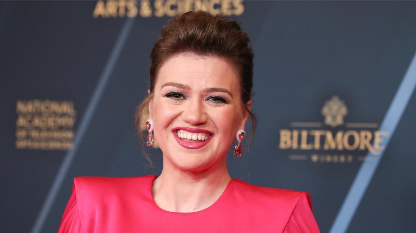 Kelly Clarkson Reveals Celeb She'd Like To Be 'Stranded On An Island With'