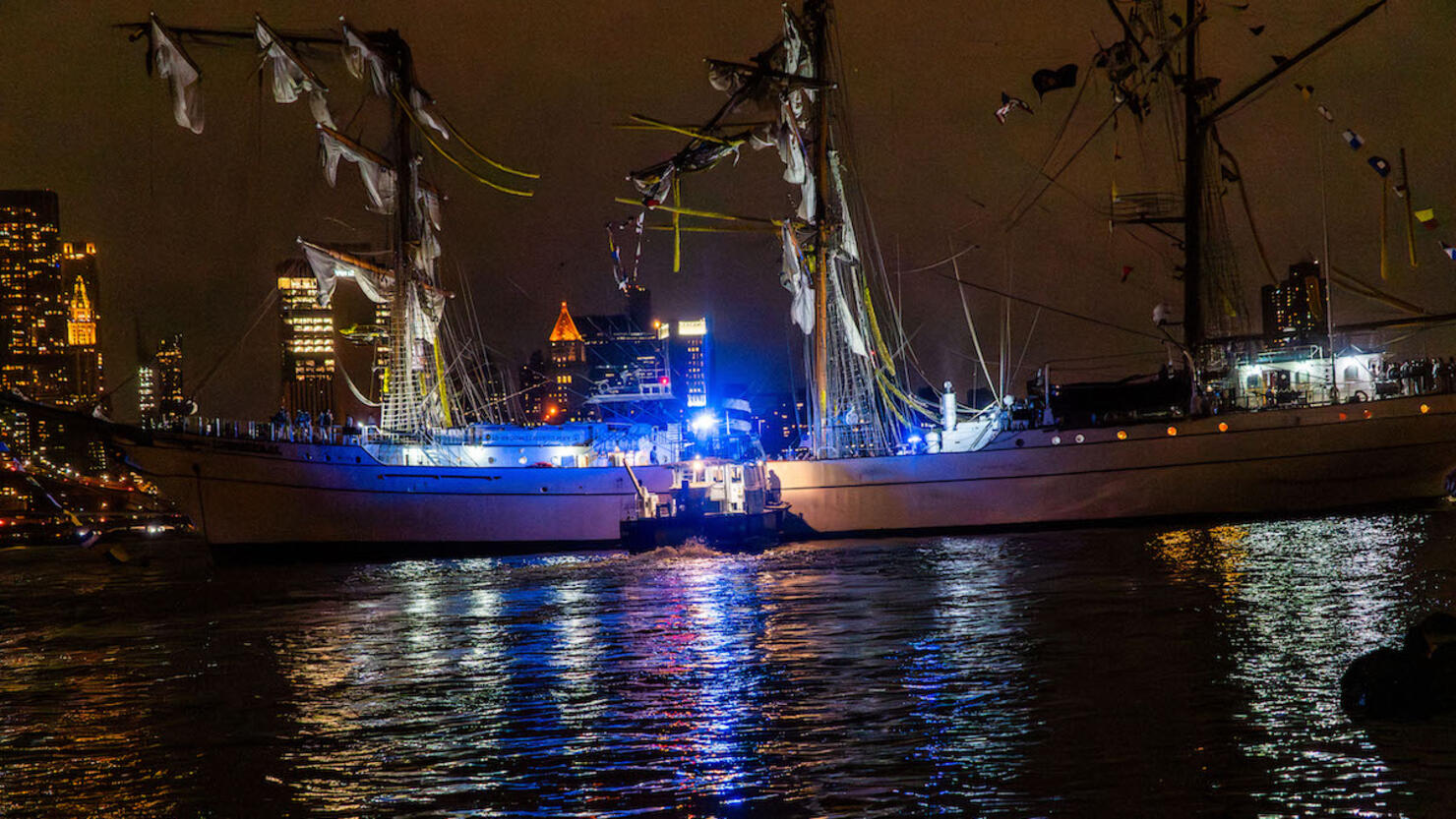 USA-NY-MEXICANNAVY-SHIPCRASH-BROOKLYNBRIDGE-2025