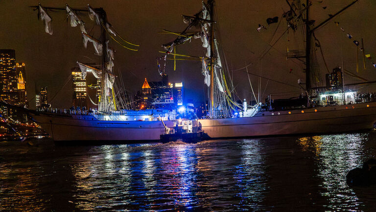 USA-NY-MEXICANNAVY-SHIPCRASH-BROOKLYNBRIDGE-2025