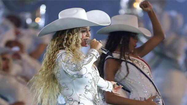 Beyoncé Expertly Handles Wardrobe Malfunction During Mid-Show Slip