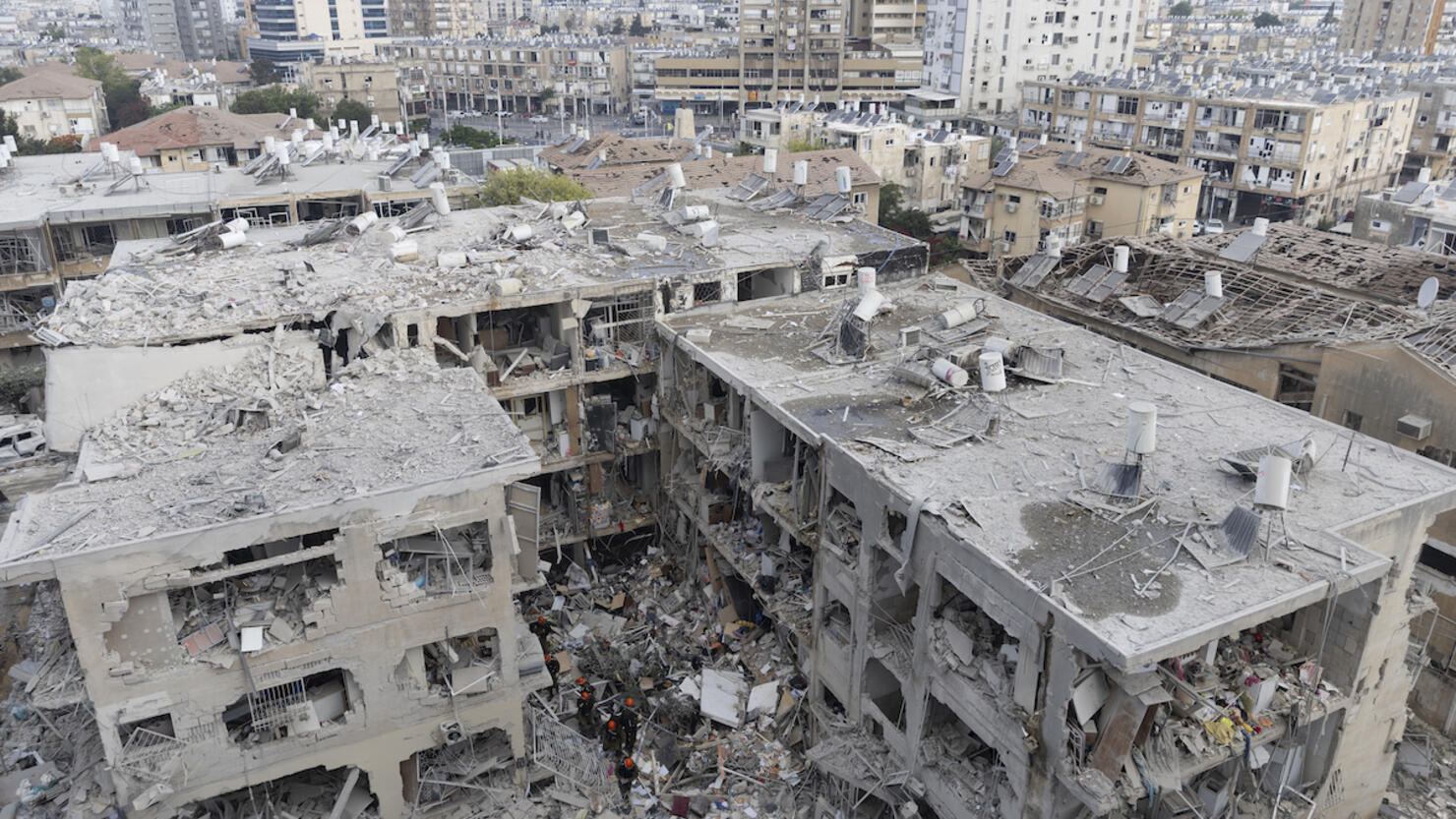 Iran Launches A Retaliatory Missile Strike At Tel Aviv