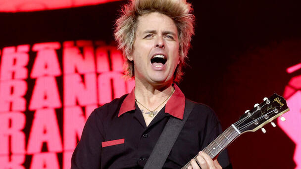 Watch Billie Joe Armstrong Abruptly Stop Green Day Set To Yell At Fan