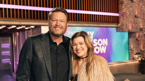 Watch: Kelly Clarkson Reveals Never-Before-Seen Moment With Blake Shelton