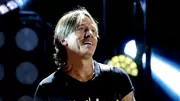 Watch Keith Urban Reveal Surprise Guest To Fill In On Miranda Lambert Duet
