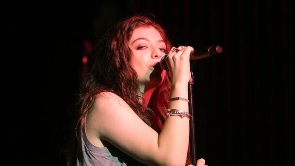 Lorde gave a surprise performance at England's Glastonbury festival, Watch!