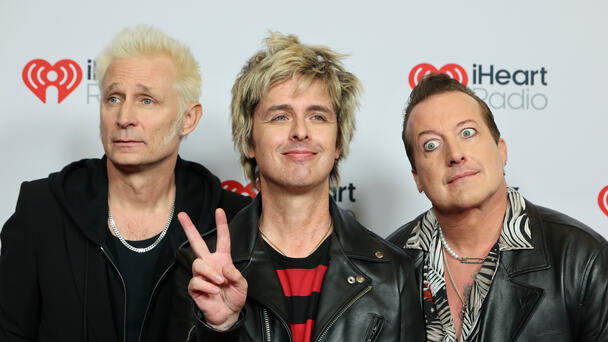 Green Day fan plays an Oasis song when Billy Joe invites him on stage OOPS!