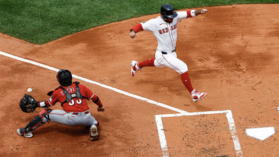 Reds fall to Sox in resumption of suspended game 