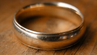 Fortune Teller Eats Indian Man's Gold Ring