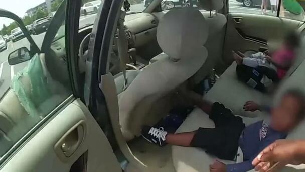 Police Officer Breaks Into Hot Car To Rescue Crying Children
