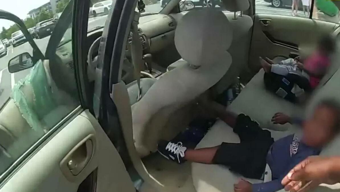 Police Officer Breaks Into Hot Car To Rescue Crying Children