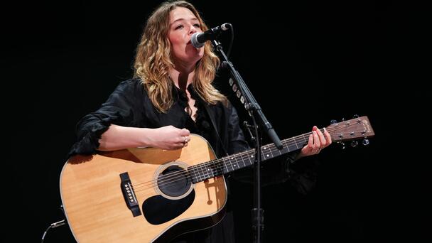 Watch Maggie Rogers join Mumford and Sons on stage in Italy!