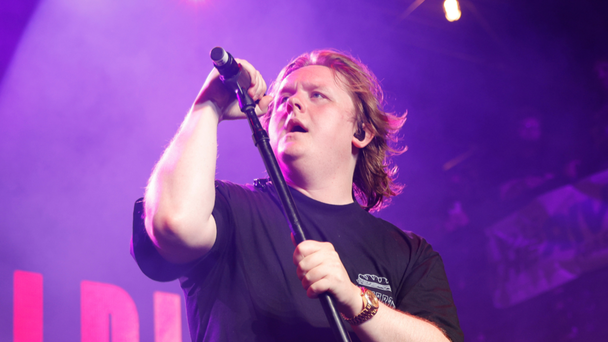 Watch: Lewis Capaldi Powerfully Takes U.S. Stage Again After 2-Year Hiatus