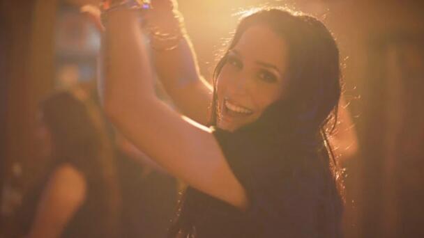 Jennifer Peña Premieres Fiery Music Video for ‘Wakala’