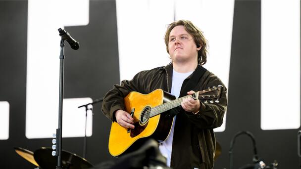 Lewis Capaldi Reveals 1 Thing That Could Top ‘Lovely’ Glastonbury Comeback