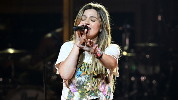 PHOTOS: Kelly Clarkson Surprises Audience With 'Very Special' Guest