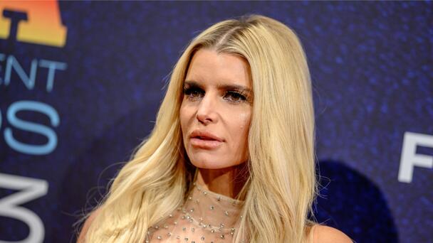 Jessica Simpson Laughs Off Wardrobe Malfunction During 'Insane' Performance