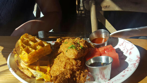 Beloved Illinois Eatery Serves The 'Best Fried Chicken' In The State