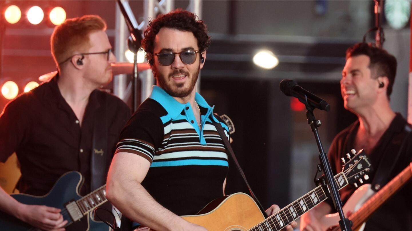 Kevin Jonas' Daughters Are 'Intense' Stage Managers In Hilarious New Video
