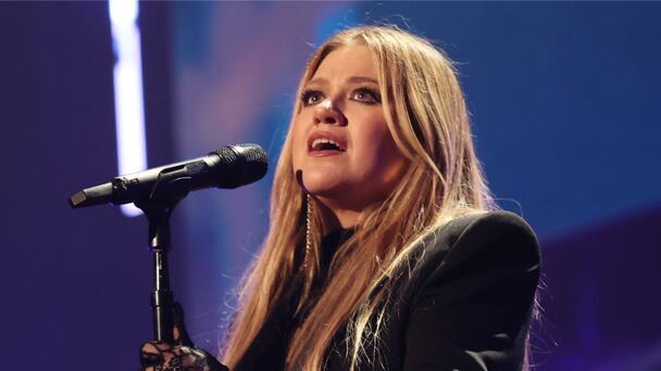 Kelly Clarkson Teared Up On Stage Days Before Ex-Husband's Death