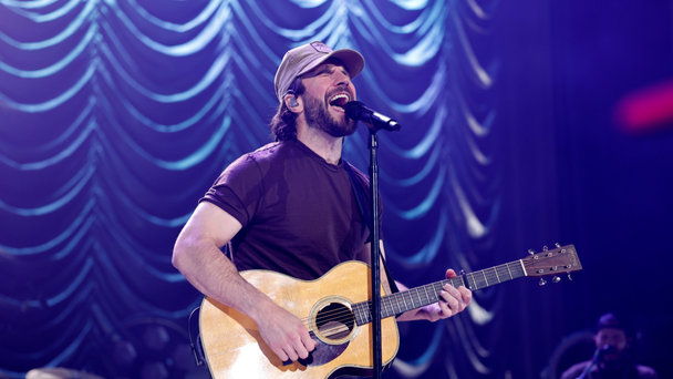 Sam Hunt Loses Power On Stage Mid-Song — Watch How The Crowd Reacted