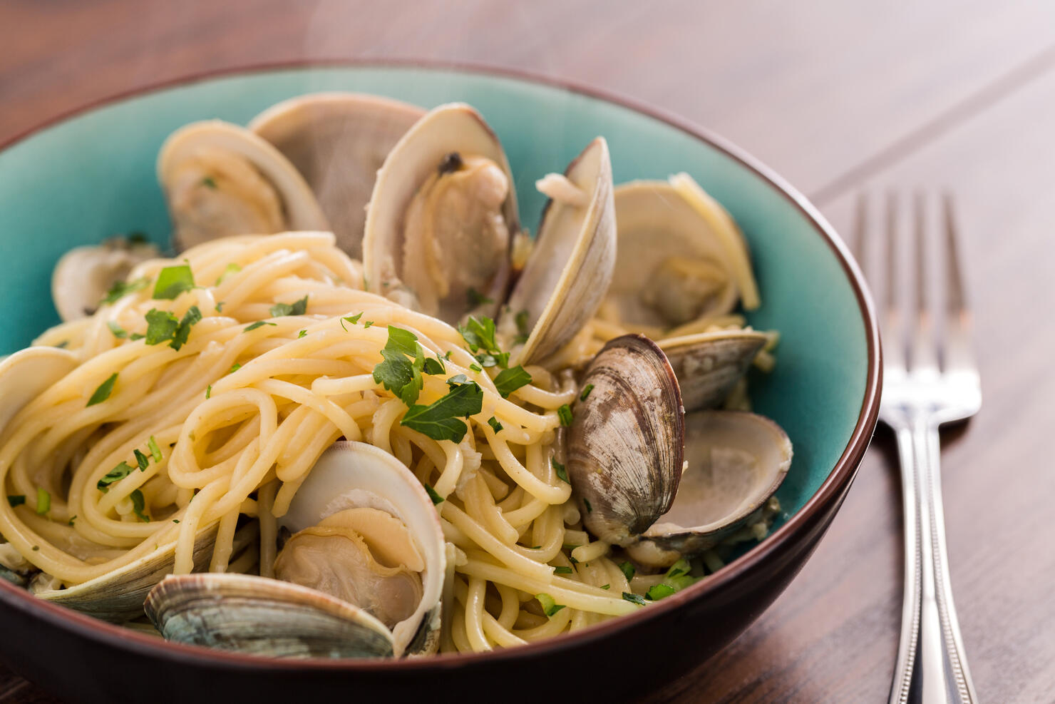 A bowl of spaghetti and clams.