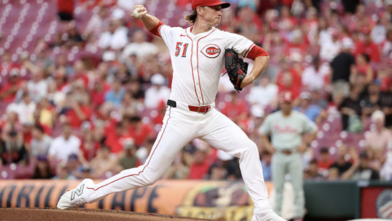 Singer bounces back, Reds win  