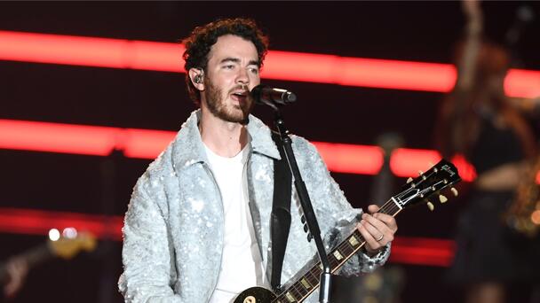 'Super Nervous' Kevin Jonas Surprises Fans With First-Ever Solo Performance