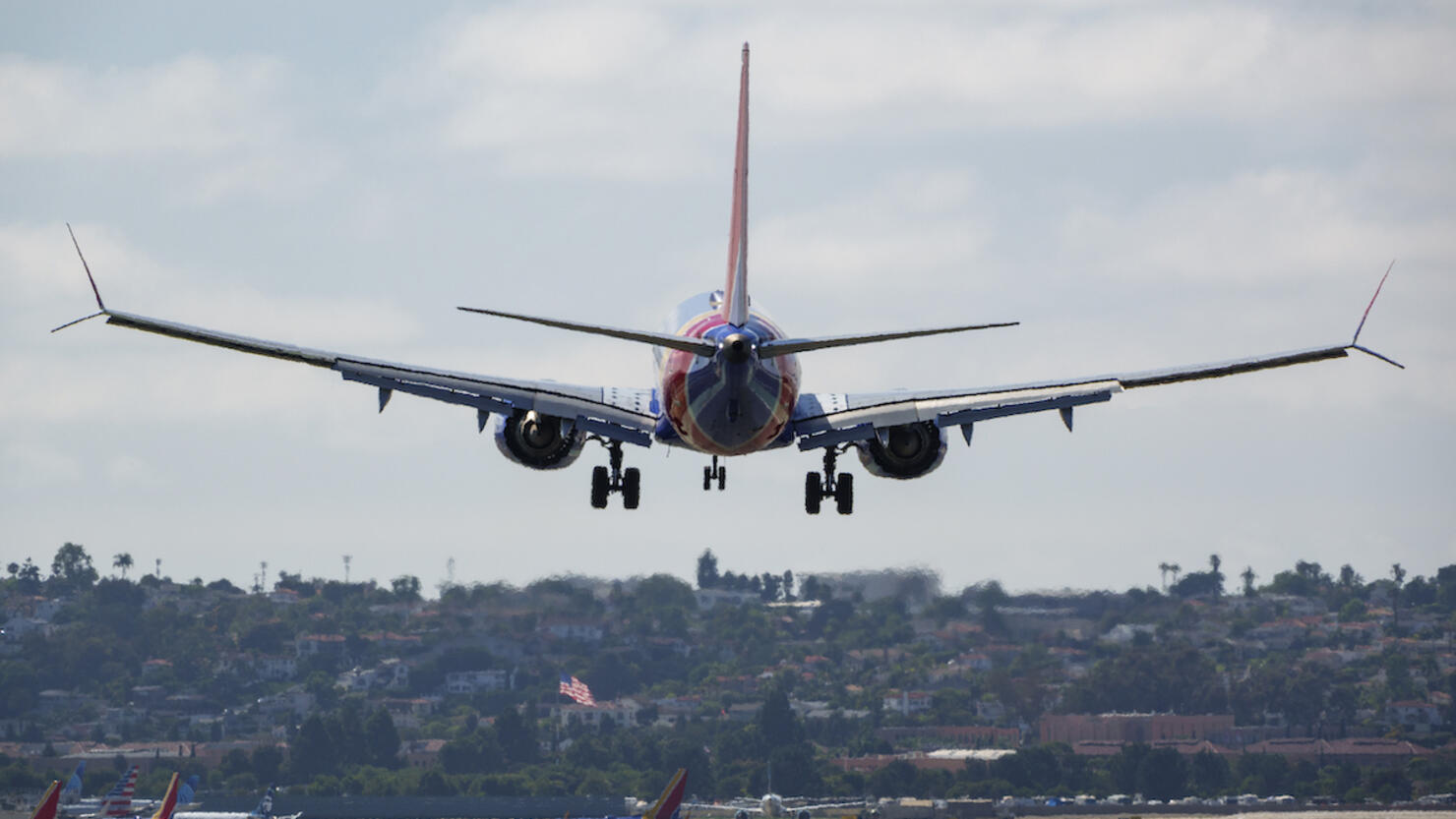 Southwest AIrlines Approaches San Diego International Airport