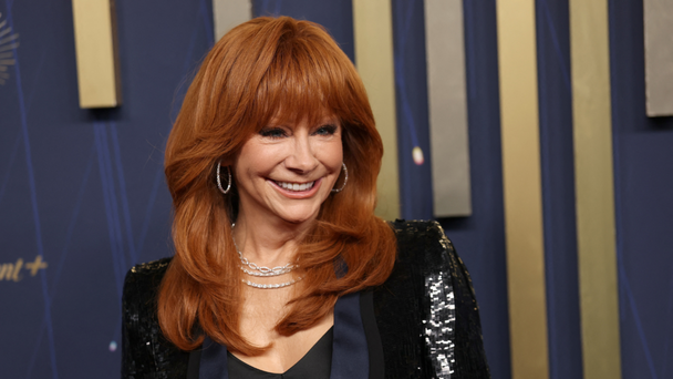 Watch Reba McEntire Lead Singalong Of 90s Hit With Fiancé, Sitcom Co-Stars