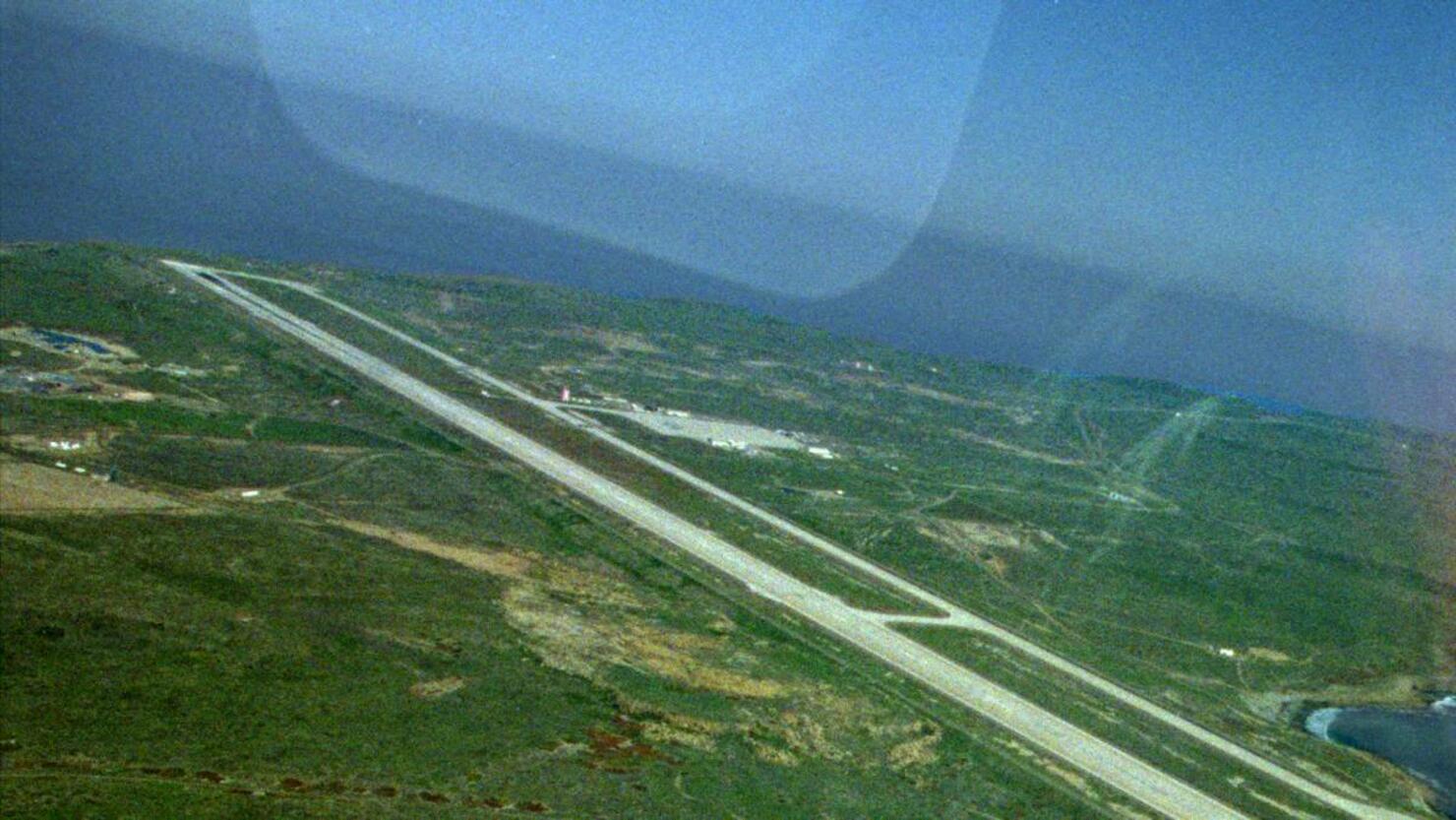 AA.Island.Larson.DB.041499��San ClementeIsland�� Shortly after takeoff in a Navy chartered commuter 