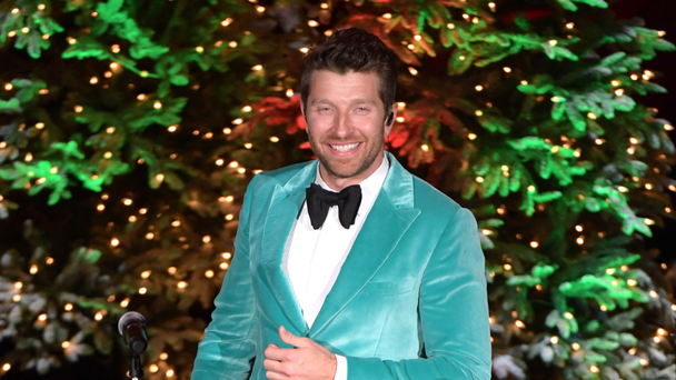 Brett Eldredge Continues 'Timeless Holiday Tradition' With Festive Shows