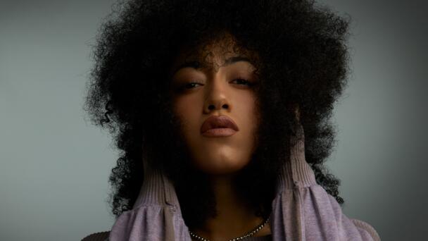 On The Verge Artist: Jenevieve Is 'Head Over Heels' On Her Soothing Song