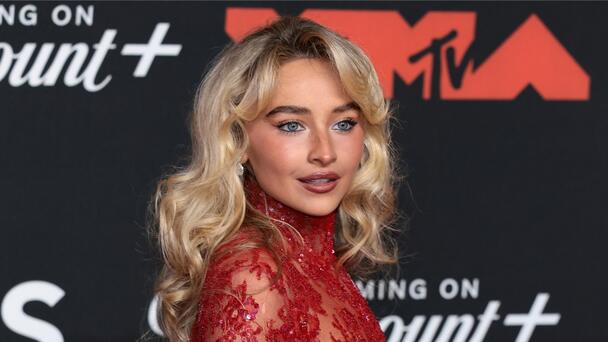 Sabrina Carpenter Channels Carrie Bradshaw In Hilarious 'SNL' Promo