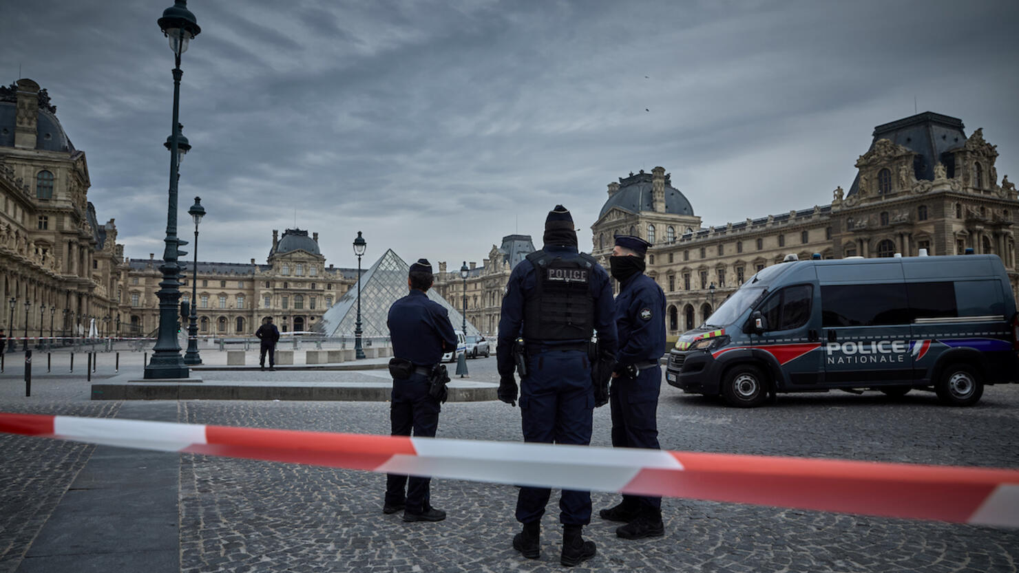 Louvre Closes After Jewellery Heist