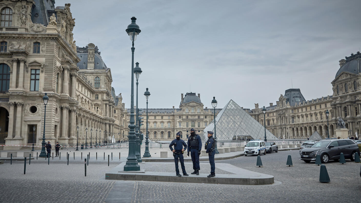 Louvre Closes After Jewellery Heist