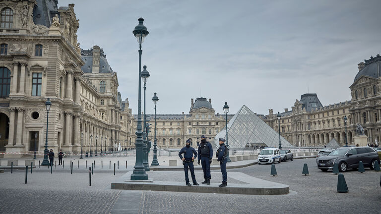 Louvre Closes After Jewellery Heist