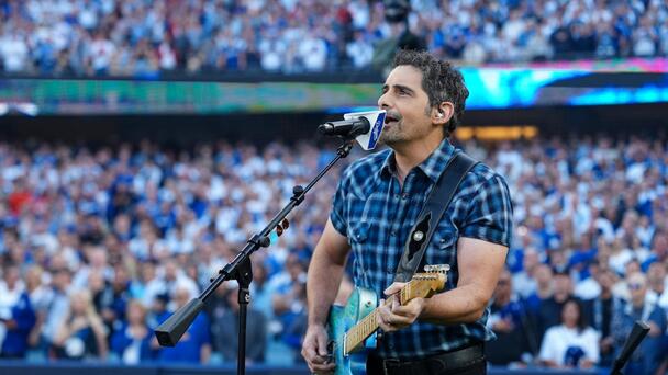 See Brad Paisley Perform The National Anthem At World Series Game 3