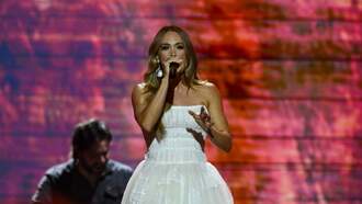 Carrie Underwood Marks Full Circle Transformation With 30-Year-Old Photo