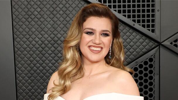 Kelly Clarkson Scores Wedding Invite After Fans Get Engaged At Concert