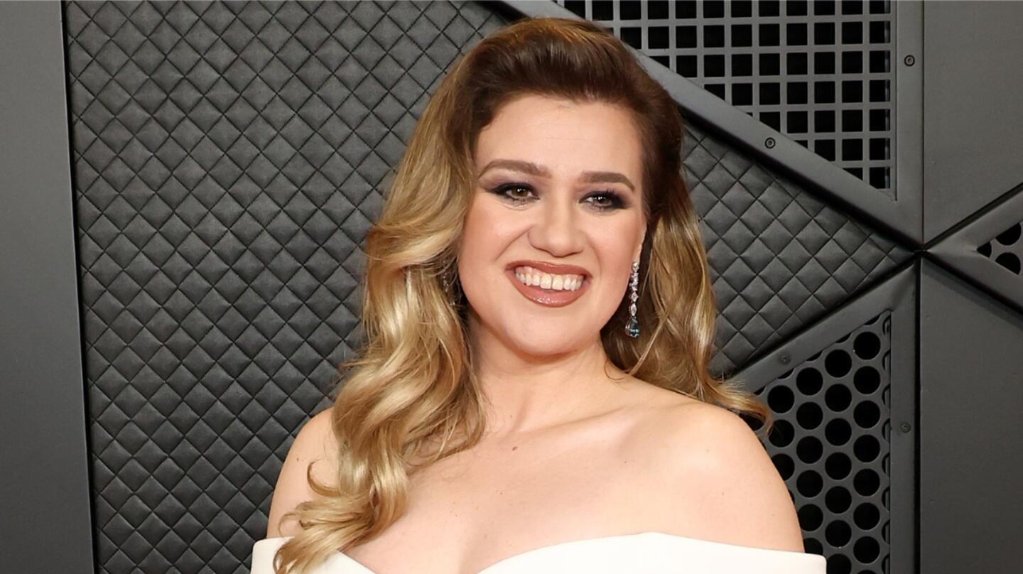 Kelly Clarkson Scores Wedding Invite After Fans Get Engaged At Concert