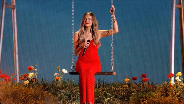 Kelsea Ballerini Makes It Rain In Her Own Personal Park At 2025 CMA Awards