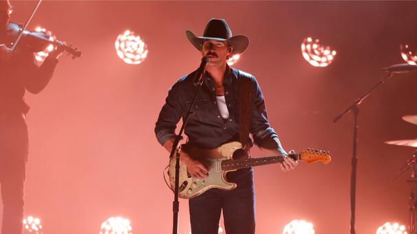 Riley Green Is Looking For Love In The ‘Worst Way’ With Red-Hot Performance