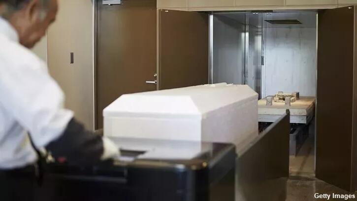 'Dead' Thai Woman Discovered Alive After Knocking on Inside of Coffin