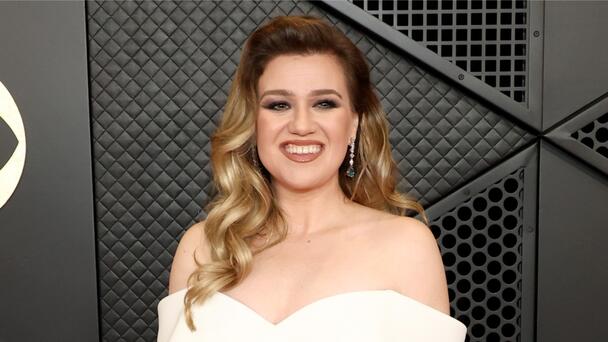 Kelly Clarkson Shares Rare Photo Of Kids From Fun Family Outing